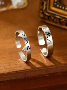 A Pair of Silver Couple Rings — Stylish and Adorable Cat & Dog Matching Rings. These open, adjustable rings are perfect for couples' daily wear and make an ideal gift. A simple yet charming jewelry choice for parties, Valentine's Day, or Christmas.
