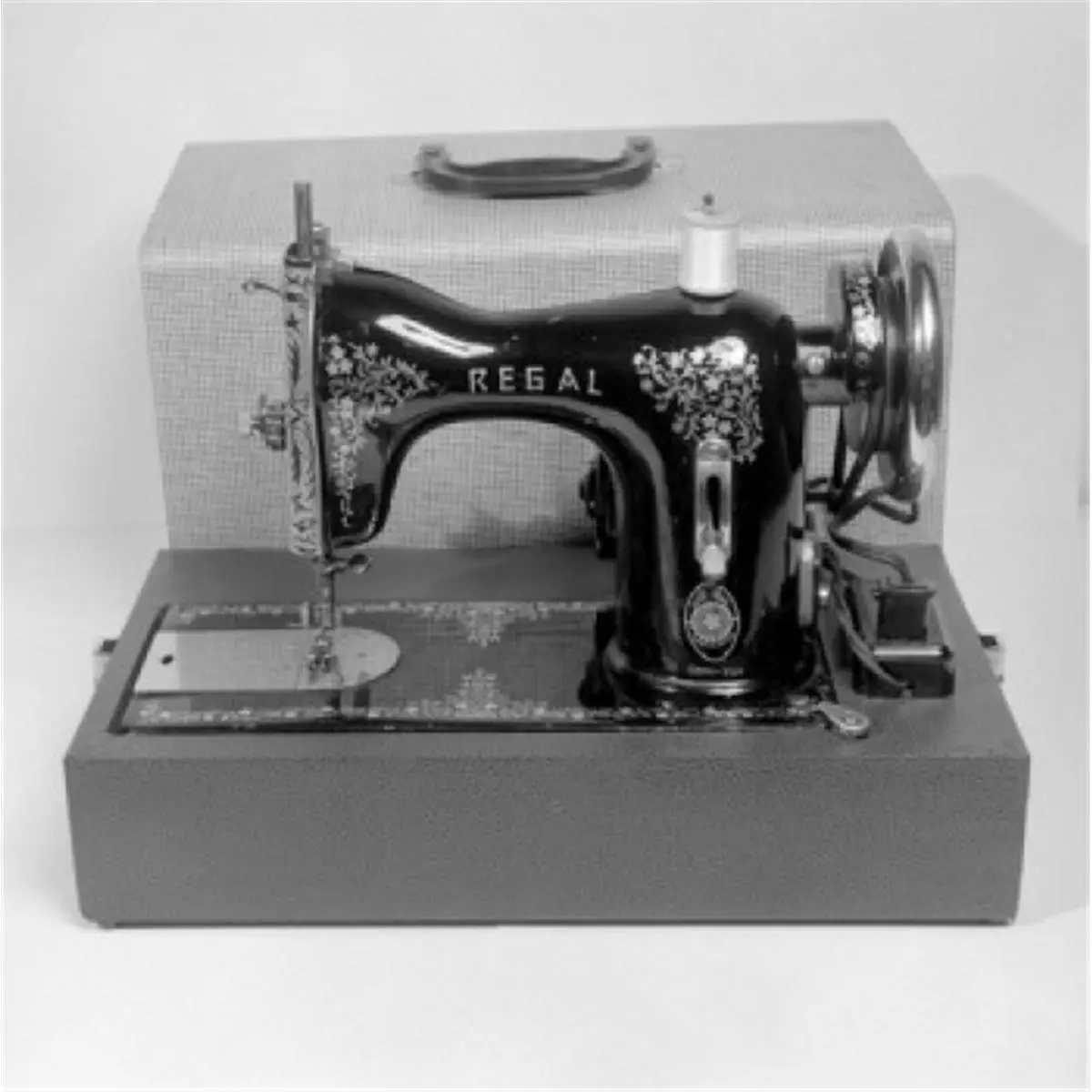 Artistic Small Sewing Machine Wall Decor Poster Print - 24x36 in Creative Design, Wall Picture Decor, Decorative Artwork, Aesthetic Room Decoration Supplies