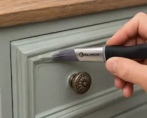 DETAIL PRO™ Triangular Detail Brush PT1000 | 3-Sided Brush for Chalk Paint, Corners & Trim