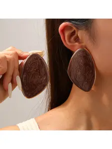 New European and American exaggerated, trendy pebble-shaped, smooth-surface statement earrings with a punk, cold, geometric, irregular design.