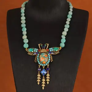 Vintage handcrafted bee pendant beaded necklace, light luxury niche collarbone chain