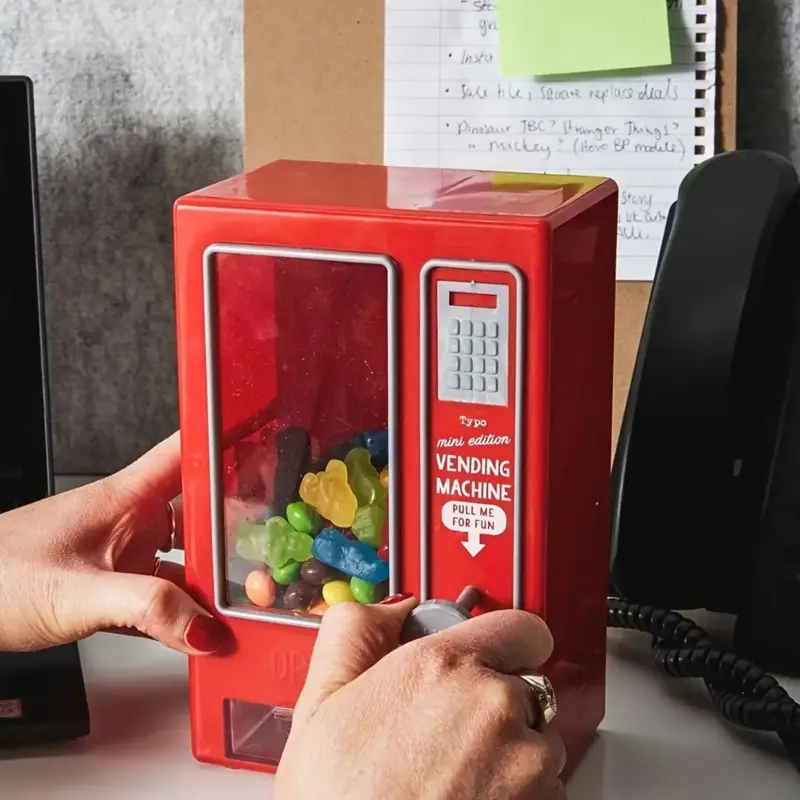 [Retro Candy Vending Machine] Retro Mini Candy Vending Machine | Manual Sweets Dispenser for Desktop, Clear Plastic Kitchen Storage, Birthday & Christmas Gift for Friends, Dispenses Mini Candies