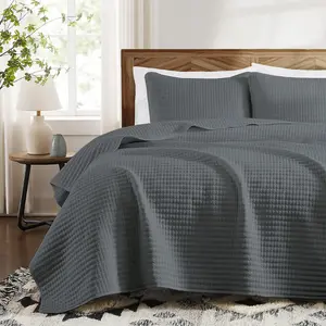 WRENSONGE Queen Quilt-3 Pieces Lightweight Bedspreads Grey Queen Size Quilt Bedding Set for All Seasons, Soft Summer Coverlet with 2 Pillow Shams Suitable for Bed, Couch, Quilted Blanket beddys  bedset