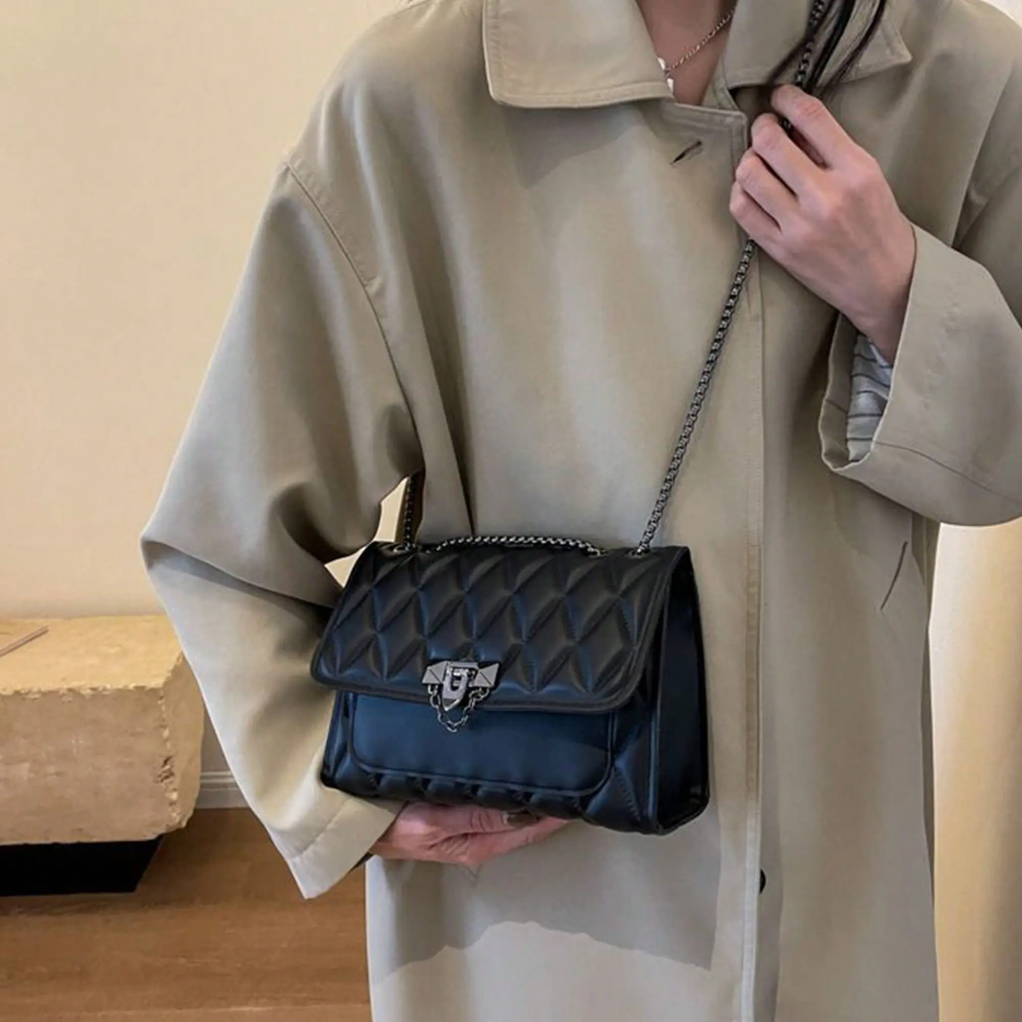 Women's PU Leather Shoulder Bag - Fashionable Diamond Embossed Square Crossbody Purse with Metal Chain Strap & Double Handle, for Athletic, Business & Everyday Use, Fashionable Unique Bags, Chic Chain Crossbody