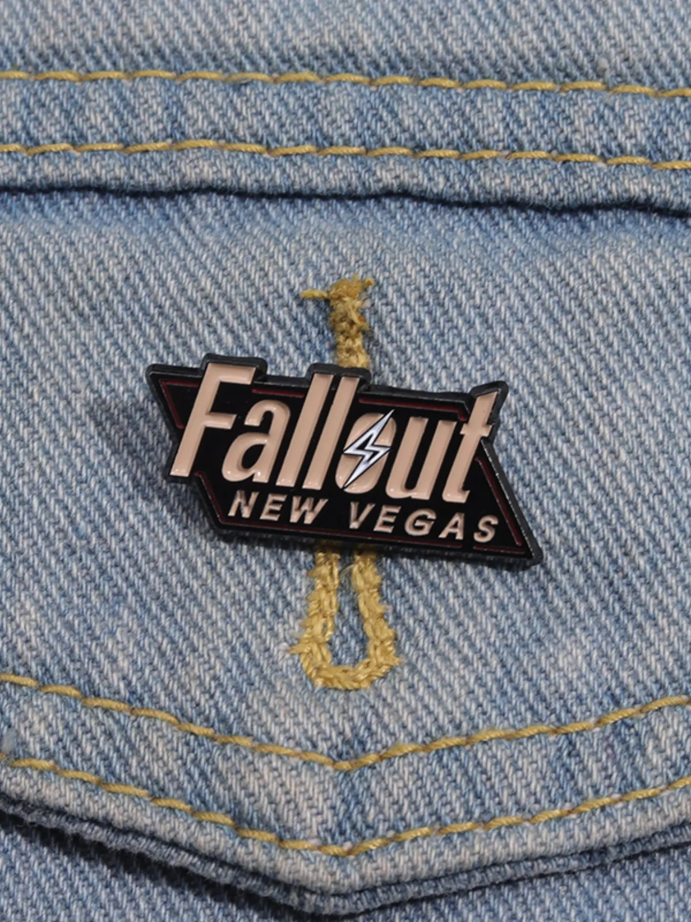 1PC Fallout New Vegas Theme Vintage Badge, Brooch Pins, Alloy Brooch Pin, Featuring Classic 'Fallout New Vegas' Logo Design, Suitable for Backpacks Jackets Hats, Ideal for Game Enthusiasts Collectors & Daily Fashion Accessories
