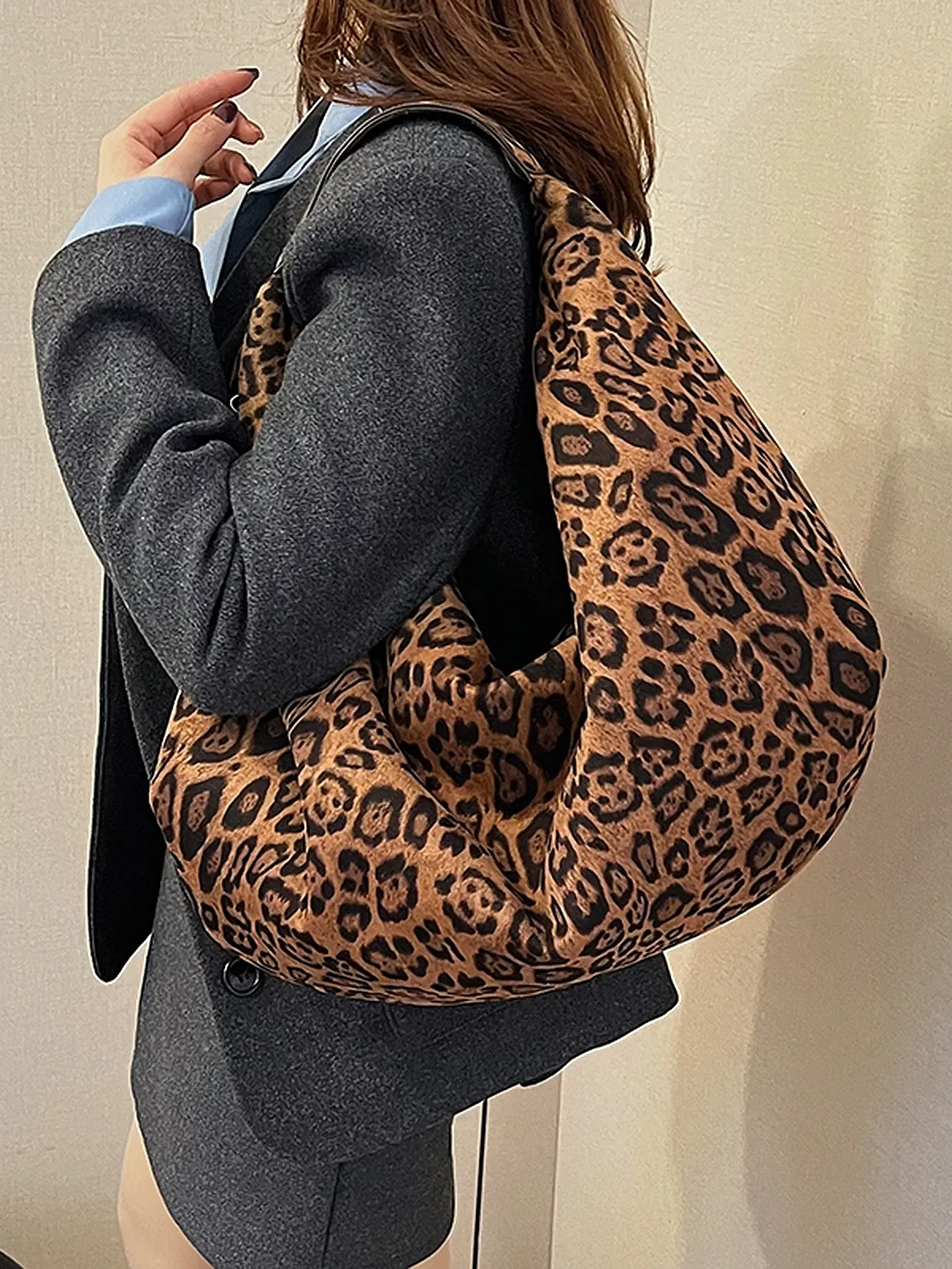 Textured handbag underarm bag, Half Moon Bag, fashionable leopard print versatile underarm bag, simple style one-shoulder handbag, Fashionable patterned bag, suitable for commuting, trendy commuting bag, shopping