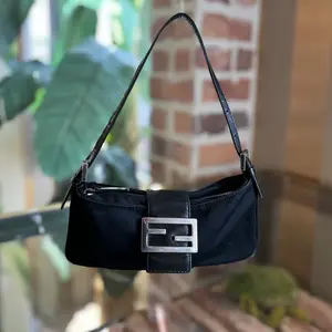 Pre-owned FENDI canvas Shoulder Bags Black Nylon Vintage Shoulder Bag