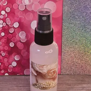 Vanilla Lace & Pearls Moisturizing Body & Hair Spray. Handmade Alcohol Free Hair Mist - Refreshing Fragrance for Dry Skin