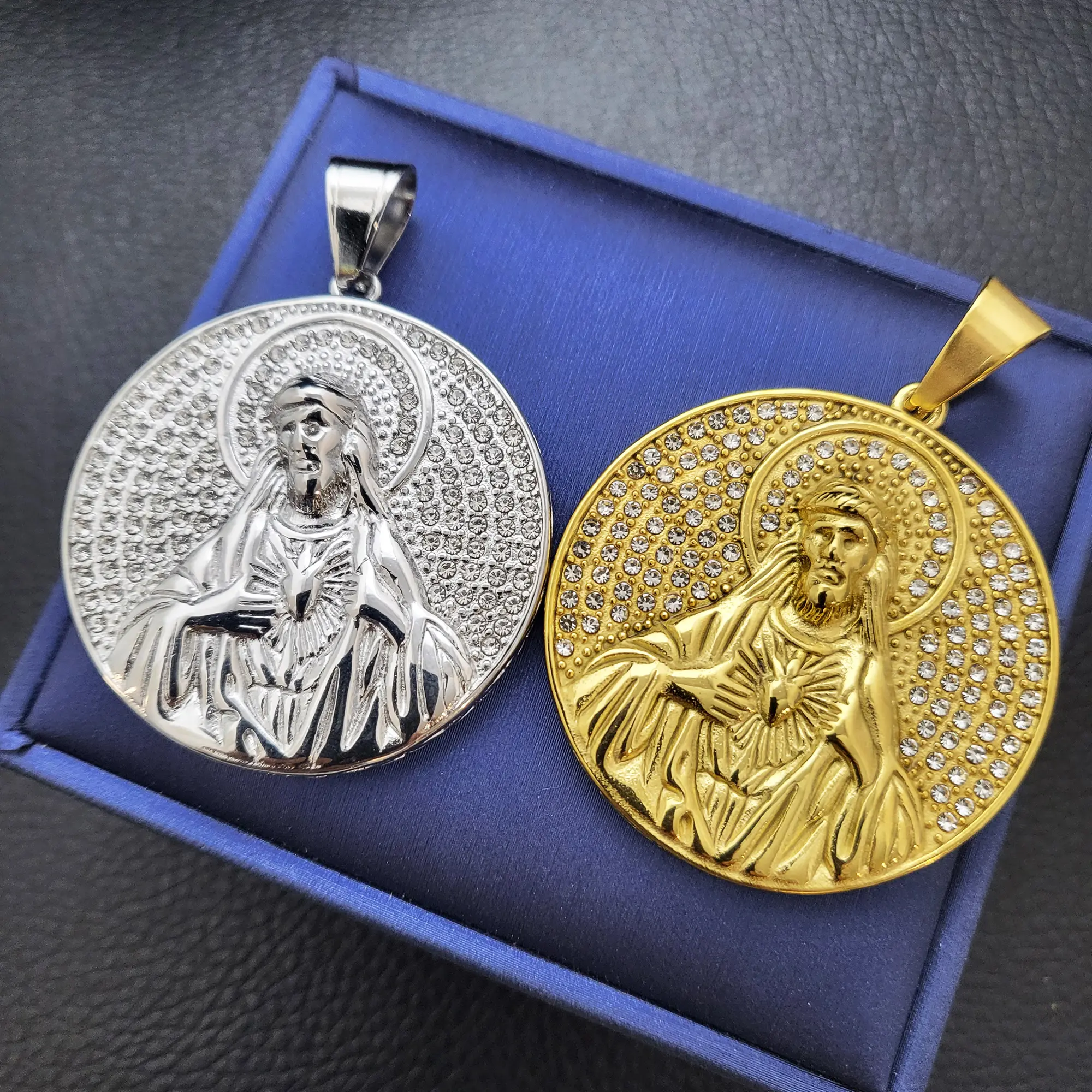 MaxBling81 40mm Diameter Stainless Steel Jesus Head Medal Pendant - Iced Hip Hop CZ Bling, Unisex Up to 8mm Chain Charm, Non Tarnish Jewelry, Faith + Hip Hop Mix, Gold or Silver Pick, Round Figure, Metal Coating, Daily Casual Fashion Accessory