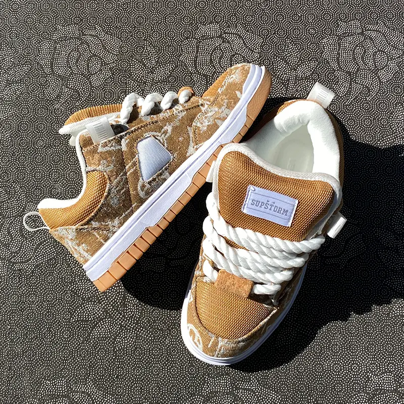Large size sports canvas shoes, new brown low cut lace up thick soled bread shoes, trendy casual board shoes that can be worn all year round