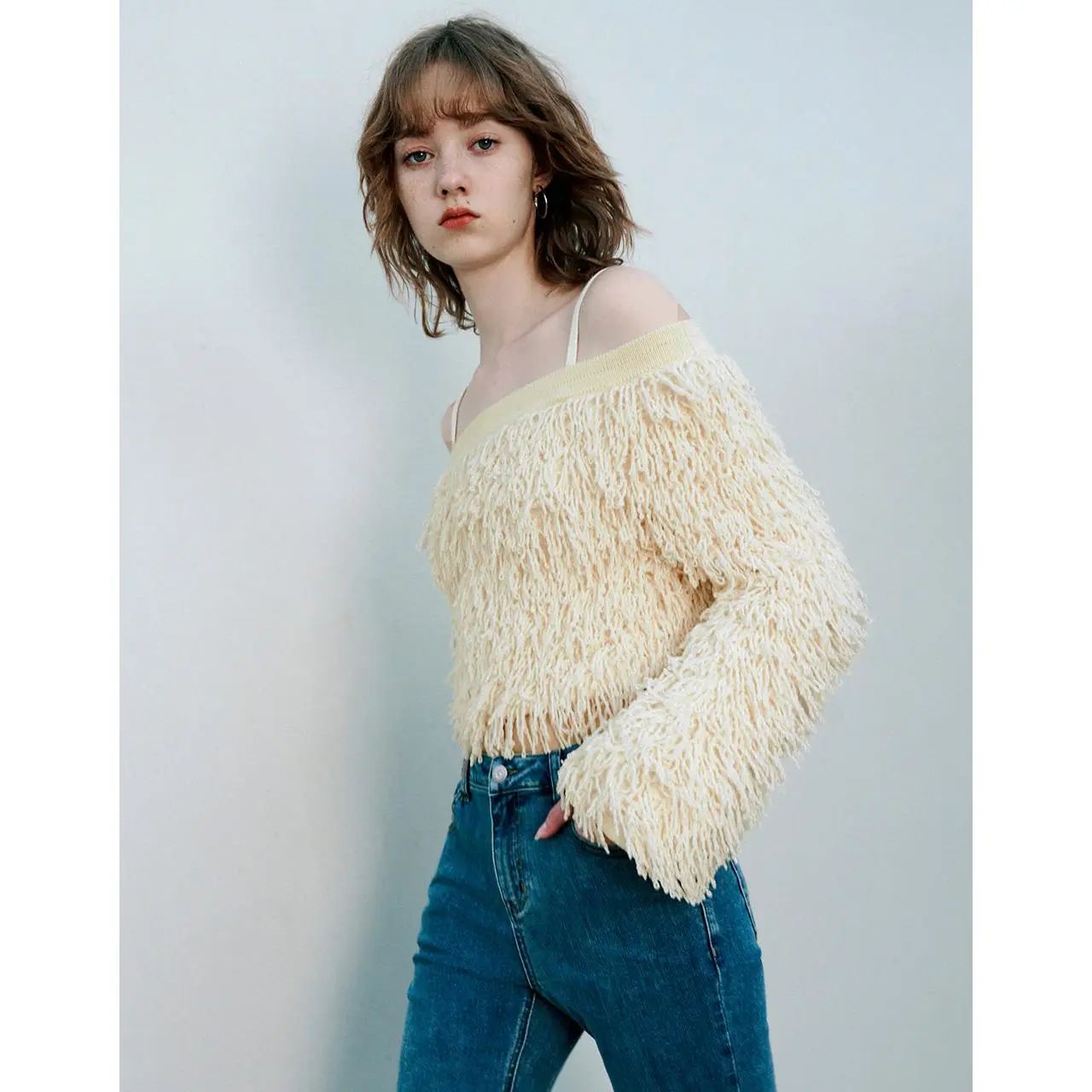 URBAN REVIVO Women's Off-Shoulder Cropped Knit Top, Thick Sweater with Shaggy Fuzzy Sleeves, Casual Skinny Fit Knitwear, Cropped Length, Thick Knit, Poly-Cotton-Acryl, Fabric, Cropped Cut