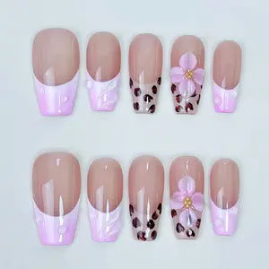 New autumn-winter style handcrafted wearable nail art - French-style three-dimensional engraved leopard print nail painting with dazzling effect, highlighting elegant appearance of mid-length style.