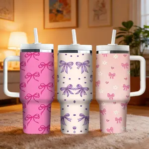 1pc 40oz large capacity stainless steel insulated cup with handle.Features a butterfly knot pattern print that aligns with the "ballet style" trend,Choose your own color,It keeps drinks hot or cold.Ideal for birthday parties or as a gift for best friends