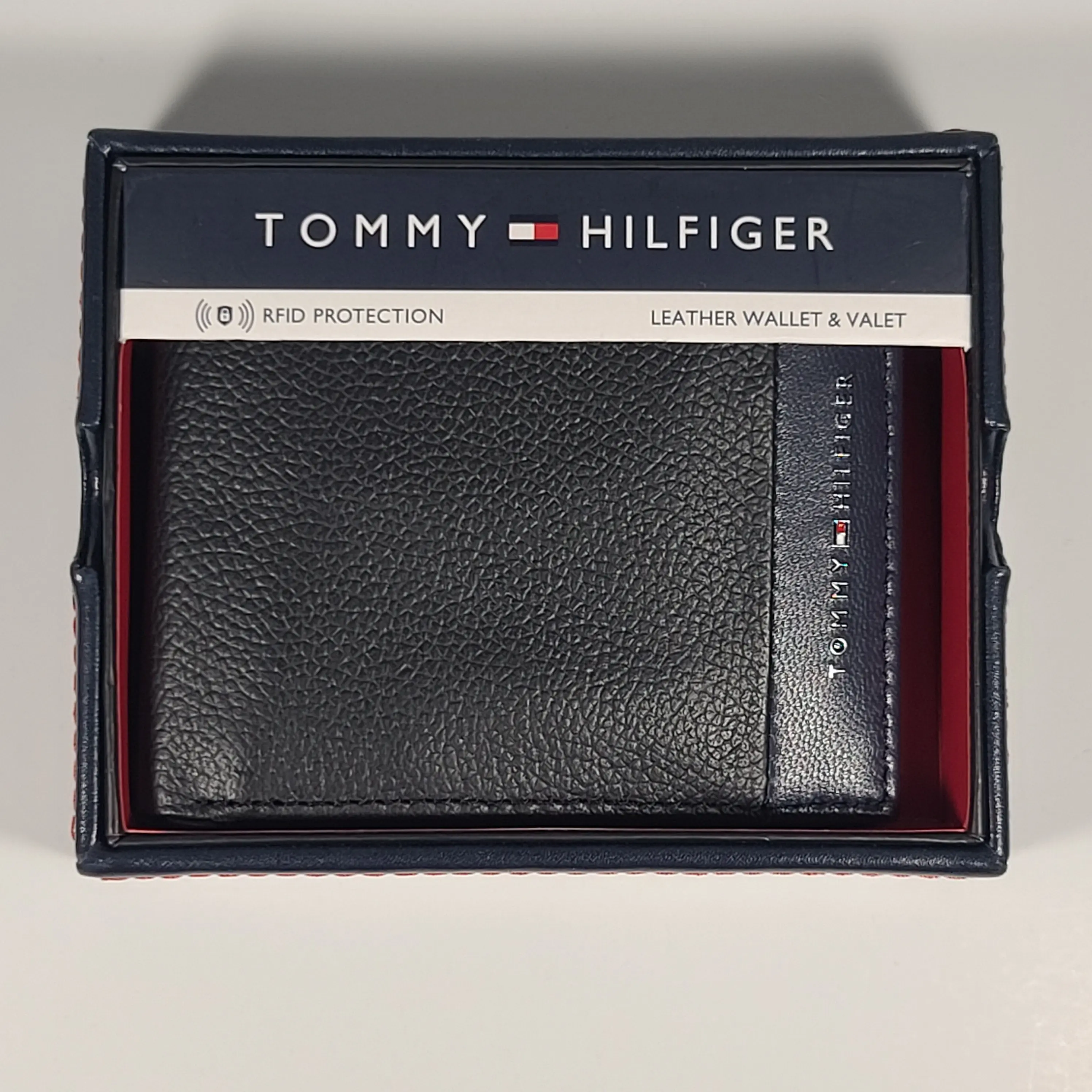Tommy Hilfiger Men's Bifold Black And Navy Leather RFID Wallet & Valet 31HP220136