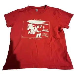 Gildan x Newyork Sound Money Unisex Size S-5XL Red T-shirt Top Shortsleeve Tshirt Womenswear Underwear