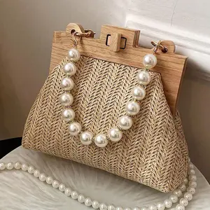 A fashionable and personalized crossbody bag for women, simple and versatile, with a sense of design. It is a classic style casual women's bag, elegant and fashionable, suitable for going out for dates, shopping, commuting, and work.