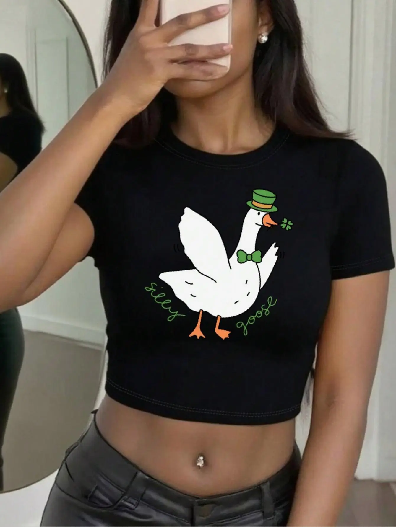 Women's Casual Shortsleeve T-Shirt with St. Patrick's Day Shamrock Print, Form-Fitting Vintage Tee in Breathable Cotton Fabrics with Seamless Shoulders