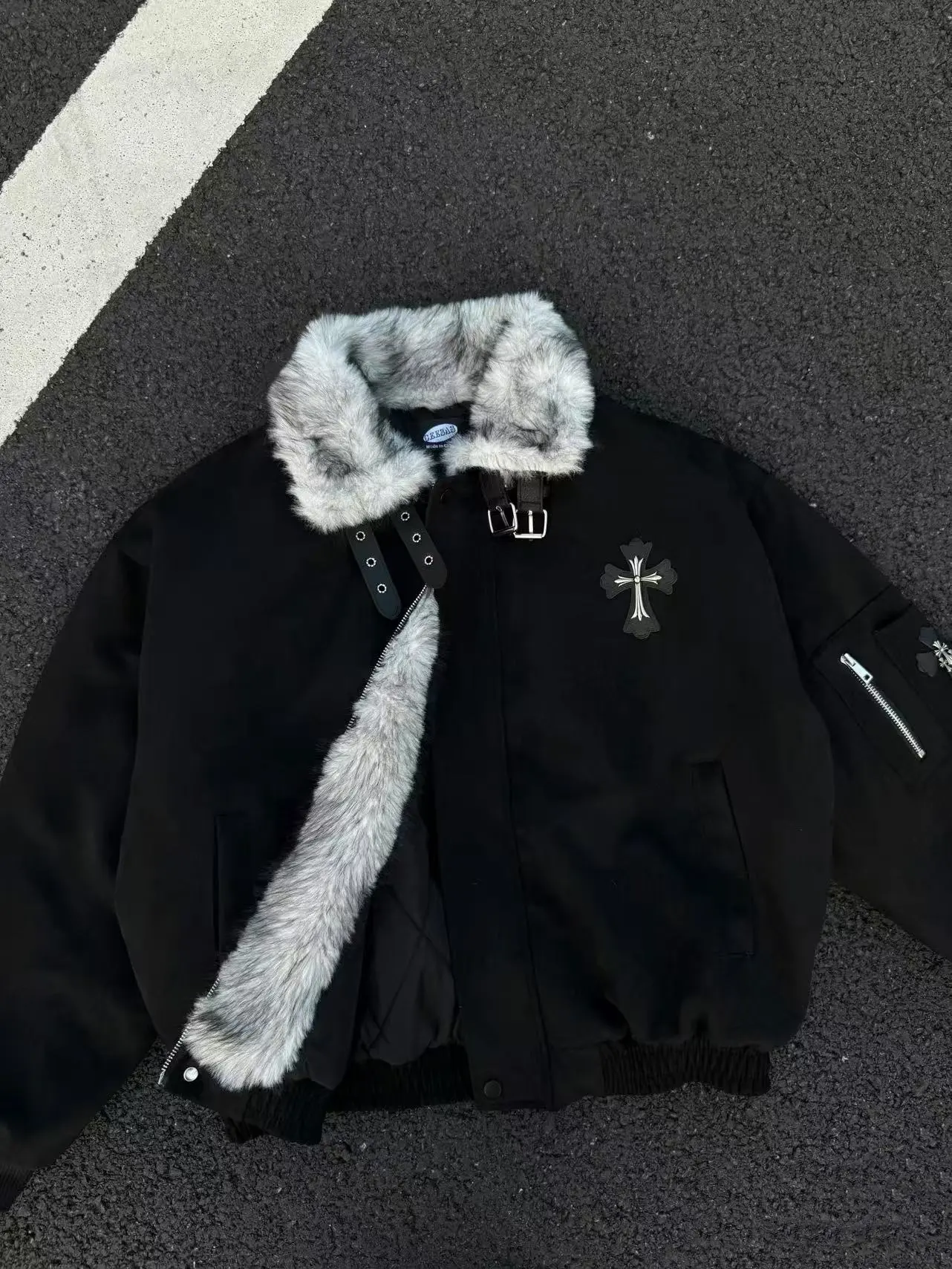 Zuo Shan Diao Faux Fur Collar Cropped Puffer Jacket for Men, Gothic Cross Patch Bomber Coat, Thick Warm Winter Streetwear Outerwear, Buckle Strap Zip Up Short Cotton Padded Jacket, Y2K Moto Fashion Windproof Casual Trendy Coat, Sleeve Zipper Pocket Detail