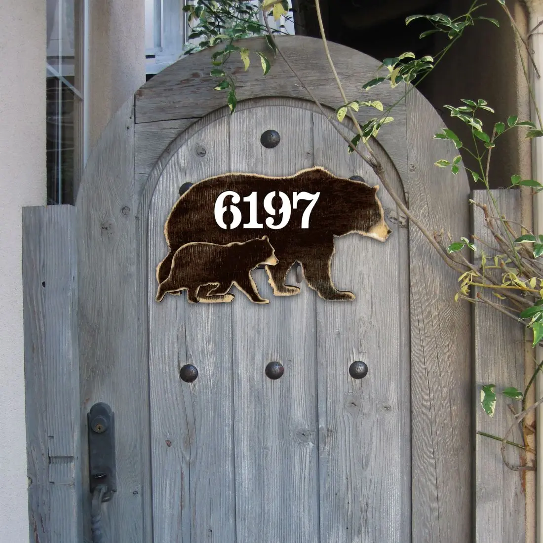 Designocracy MA982143-12 12 in. Decorative Bear Family Log Wooden House Number Sign Artwork, Home Wall Plaque Gift for Outdoor-Indoor Use