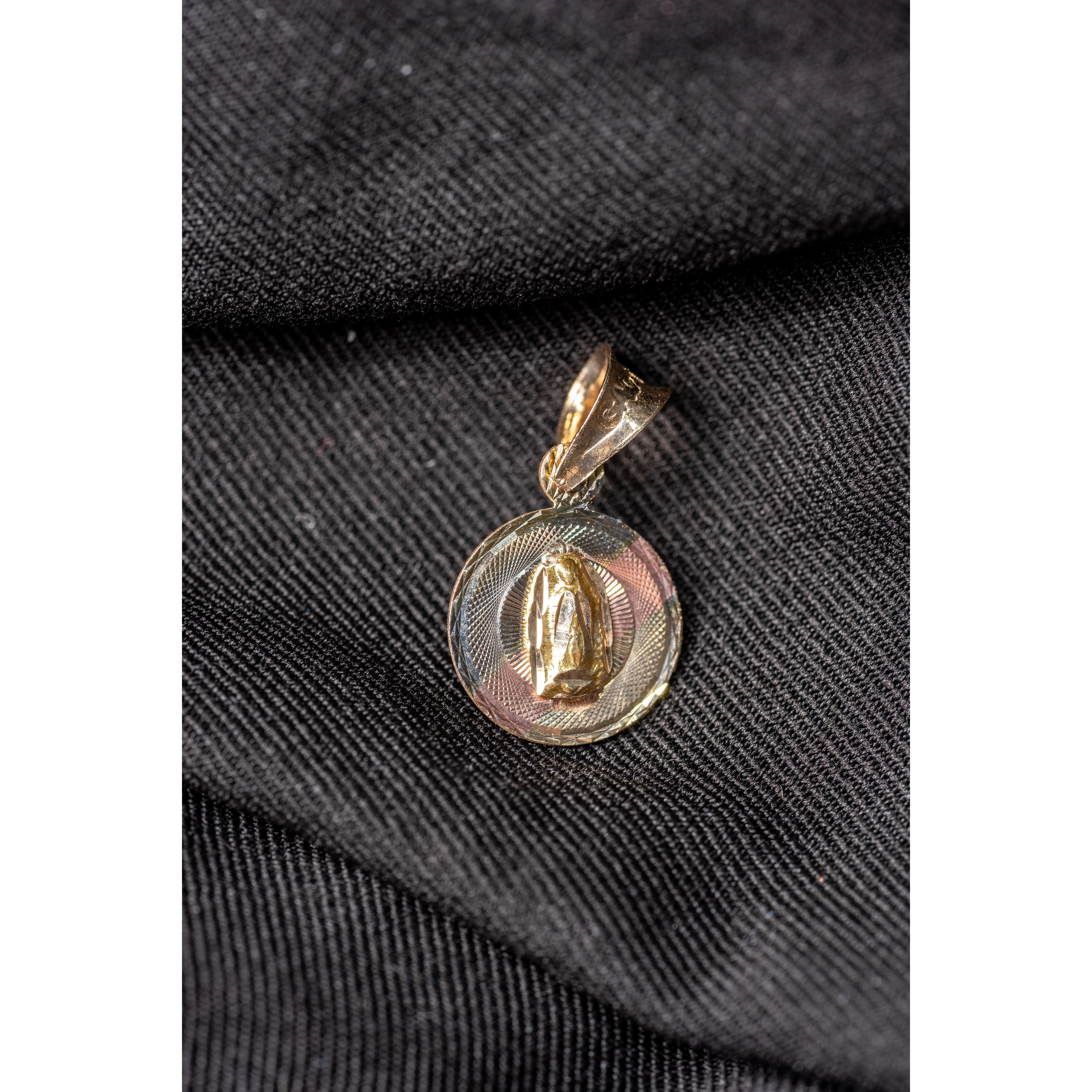 10k Gold Pendant Religious 1.5cm - Elegant Design for Special Occasions