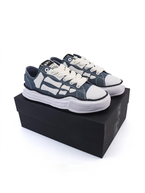 Unisex skate shoes, canvas slip-ons with wrapped soles, stylish low-top sneakers, trendy and comfortable versatile footwear for both men and women, outdoor athletic shoes.