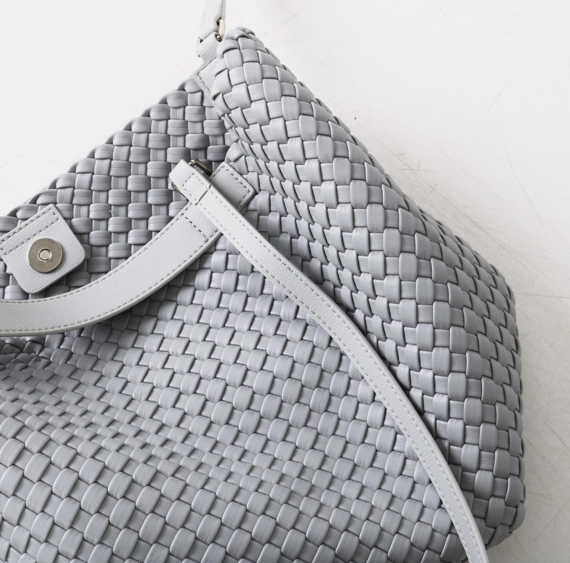 Elegant Woven Leather Shoulder Bag for Women Large Capacity Tote Stylish Durable Design Perfect for Everyday Use