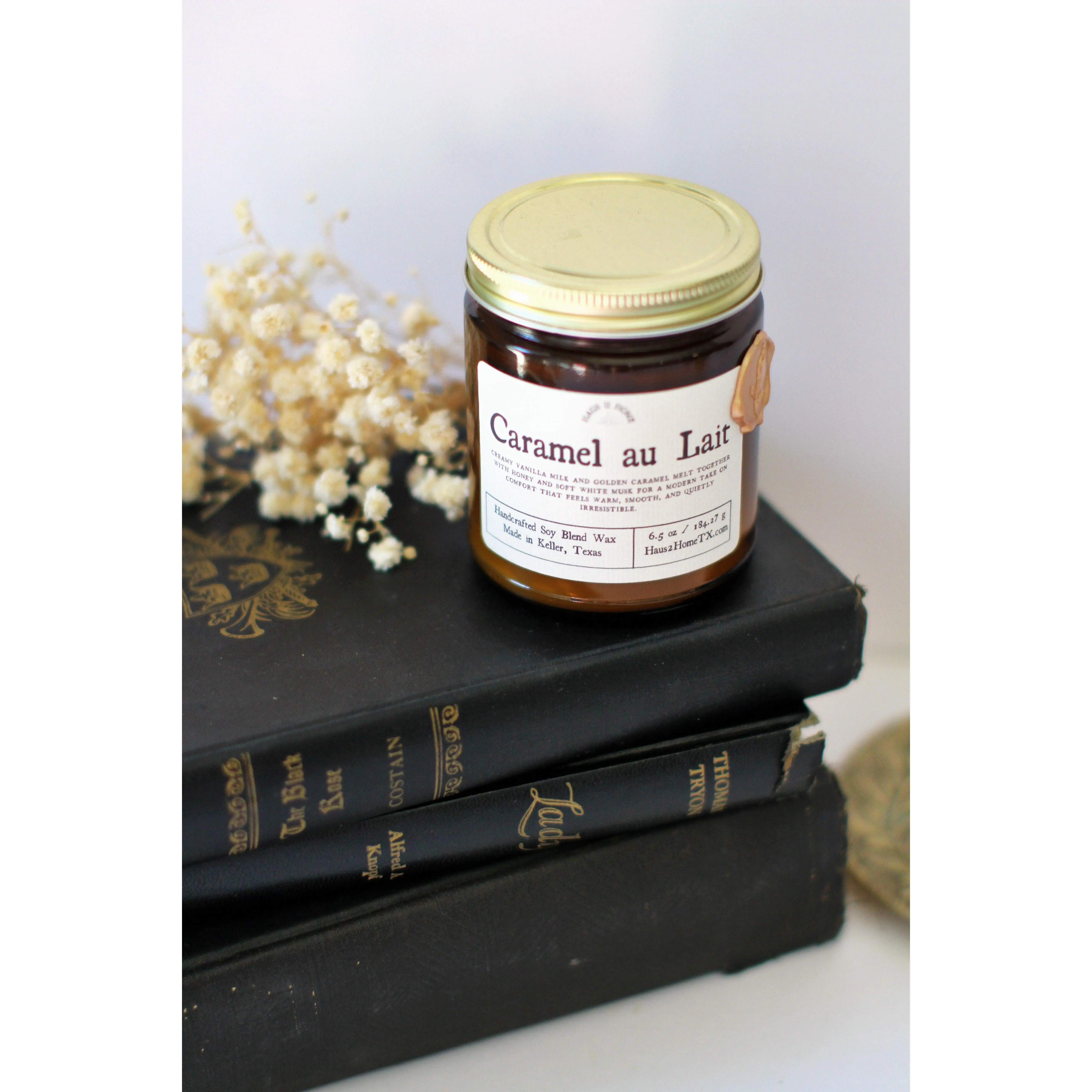 Golden Gourmand Caramel Au Lait Wax Candle - Medium Amber Jar, Creamy Vanilla Marshmallow Fragrance, Long-Lasting Home Air Freshener, Neutral House Decoration, Lifestyle Item