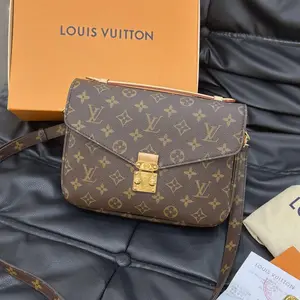 Pre-owned Louis Vuitton reading glasses messenger bag