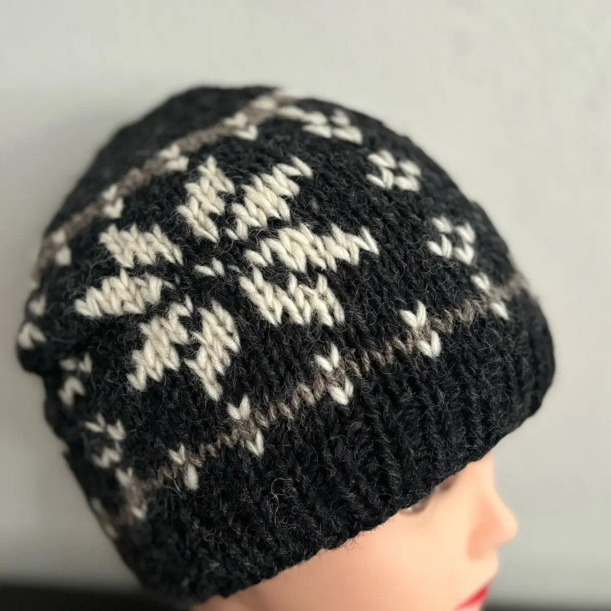 woolen unisex hat.Warm ,comfy and stylish in its unique type from beginners of hat lovers.fleece inside so more warm for cold winter. skater beanie