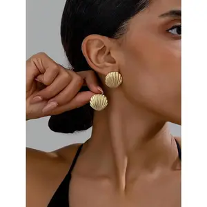 1pair Elegant & Exquisite Seashell Shaped Earrings With Fashionable Style