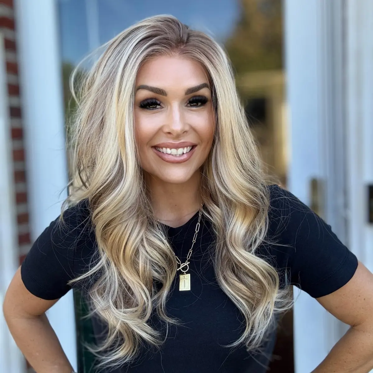 AISOM-Daisy Scandi Warm Blonde Body Wave Free Part Lace Wig with Scandinavian Hairline Heat Friendly Synthetic Lace Wig for Women Low Density 120%
