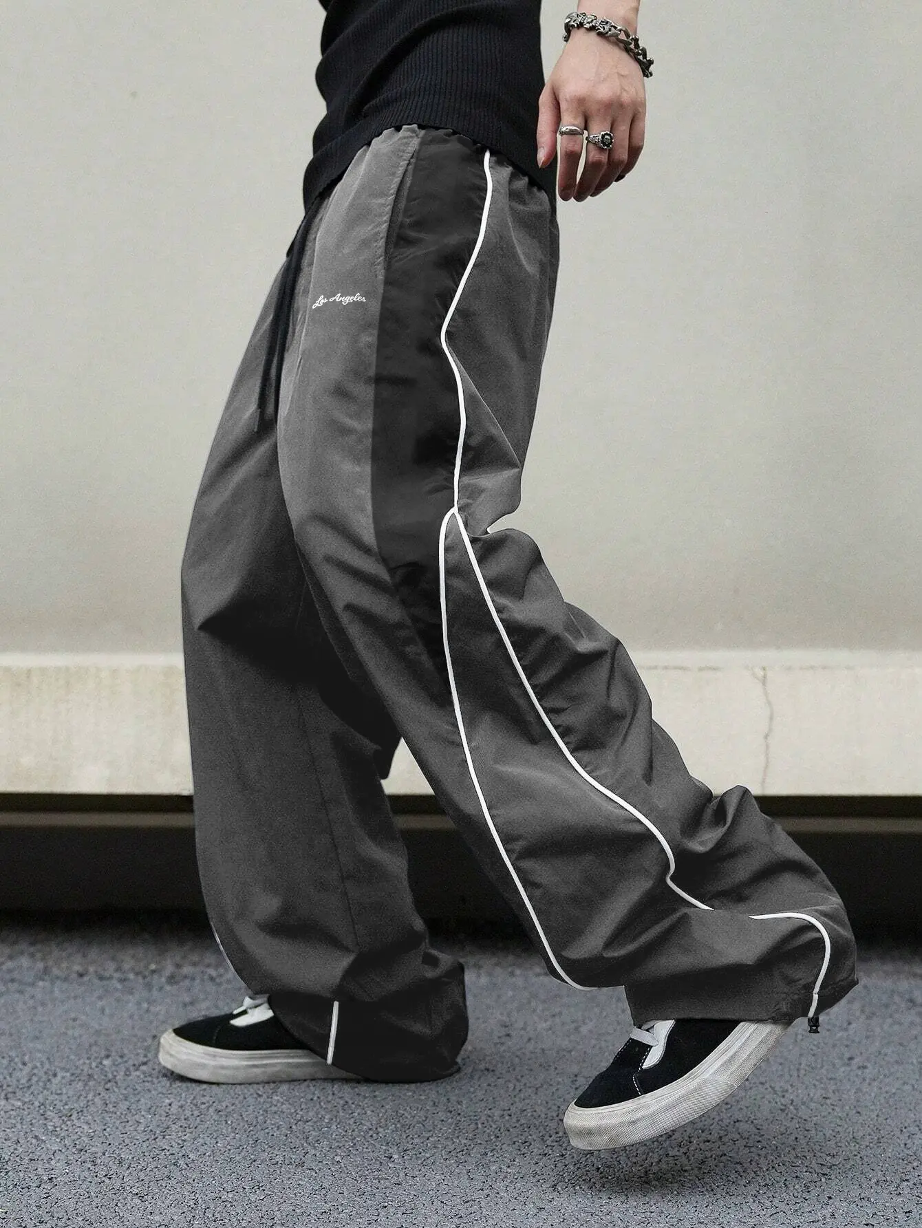 Men’s quick-dry color-block casual wide-leg pants for spring/autumn, featuring an elastic drawstring waist, reflective stripes, cuffed ankles, side pockets—versatile long pants suitable for streetwear, commuting, outdoor workouts, and trendy styling for y