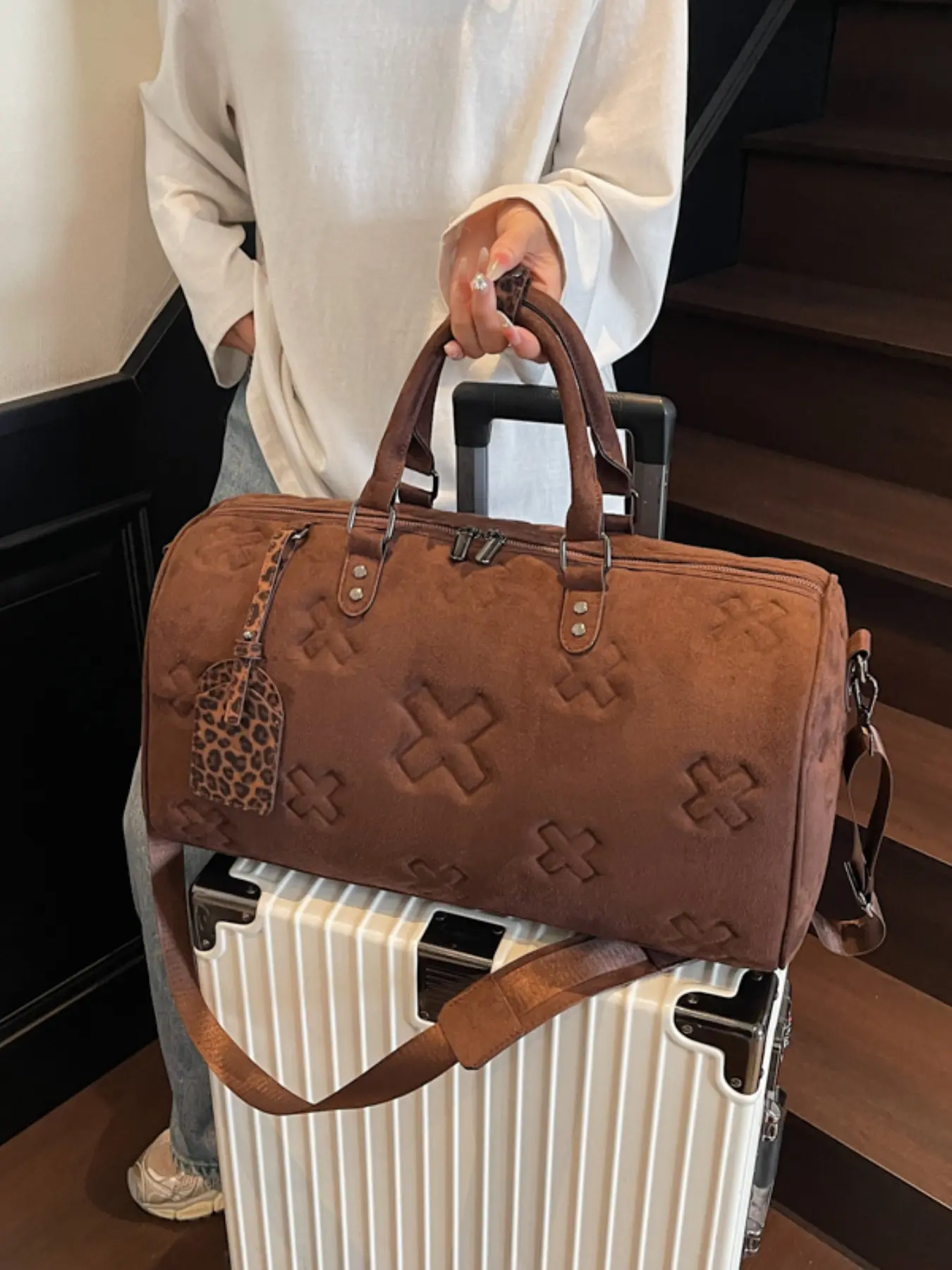 Large Capacity Retro Geometric Embossed Travel Bag, Travel Duffle Bag, Lightweight Weekender Bag, With Leopard Print Tag Decoration, With Adjustable Long Shoulder Strap, Multi-Functional Luggage Bag, Multifunctional Travel Bag, Bag For Travel
