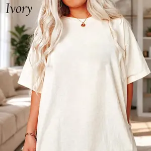 Plain t-shirt, made of thick cotton, with a comfortable, loose fit and classic colors.