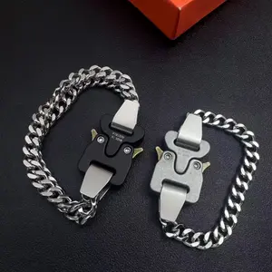 European and American trendy hip-hop chunky chain metal lock necklace, cool and stylish high street short biker-style functional clavicle chain