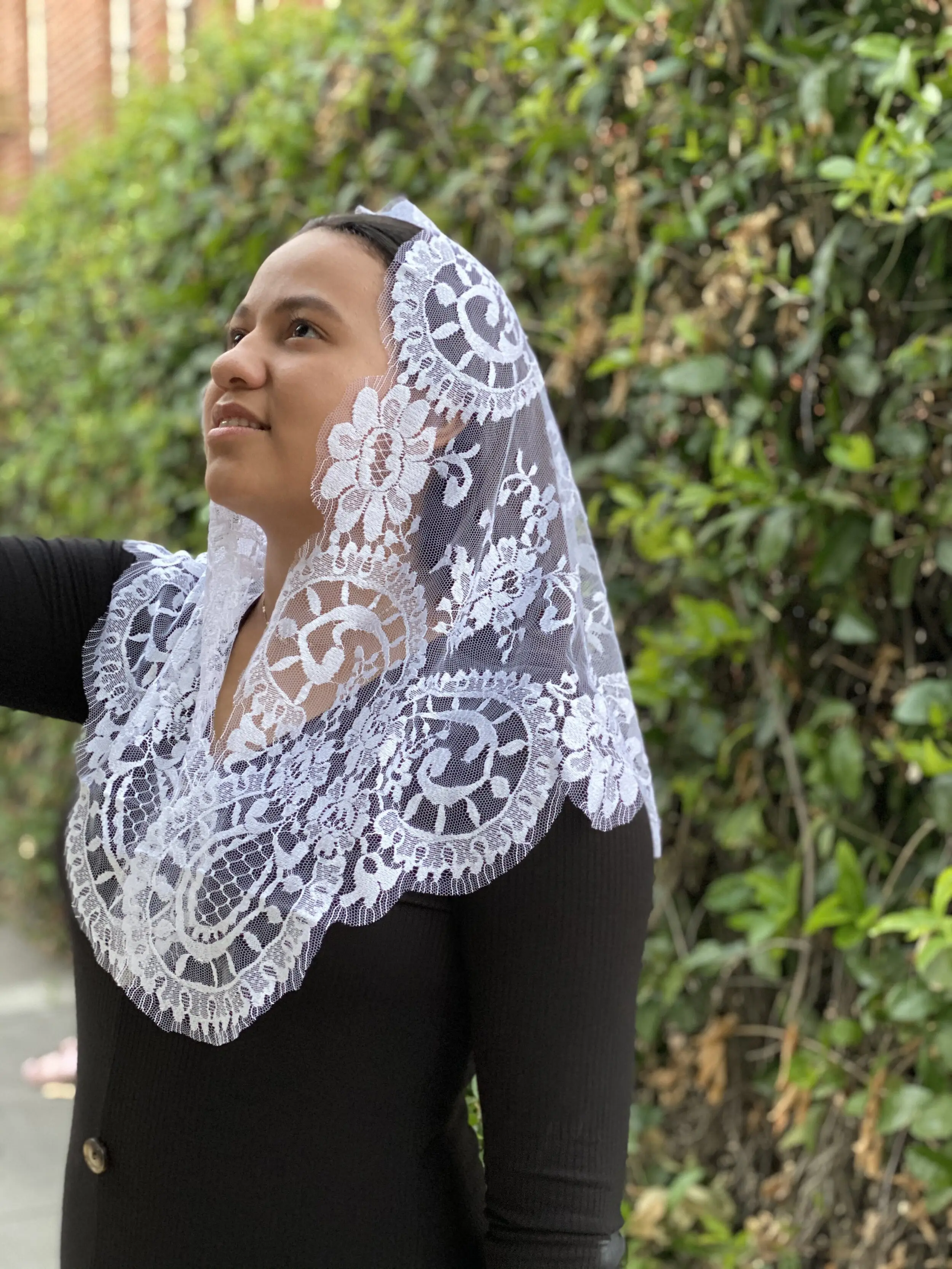 Classic Medallion Lace Mantilla Veil – Spanish Church Head Covering for Women