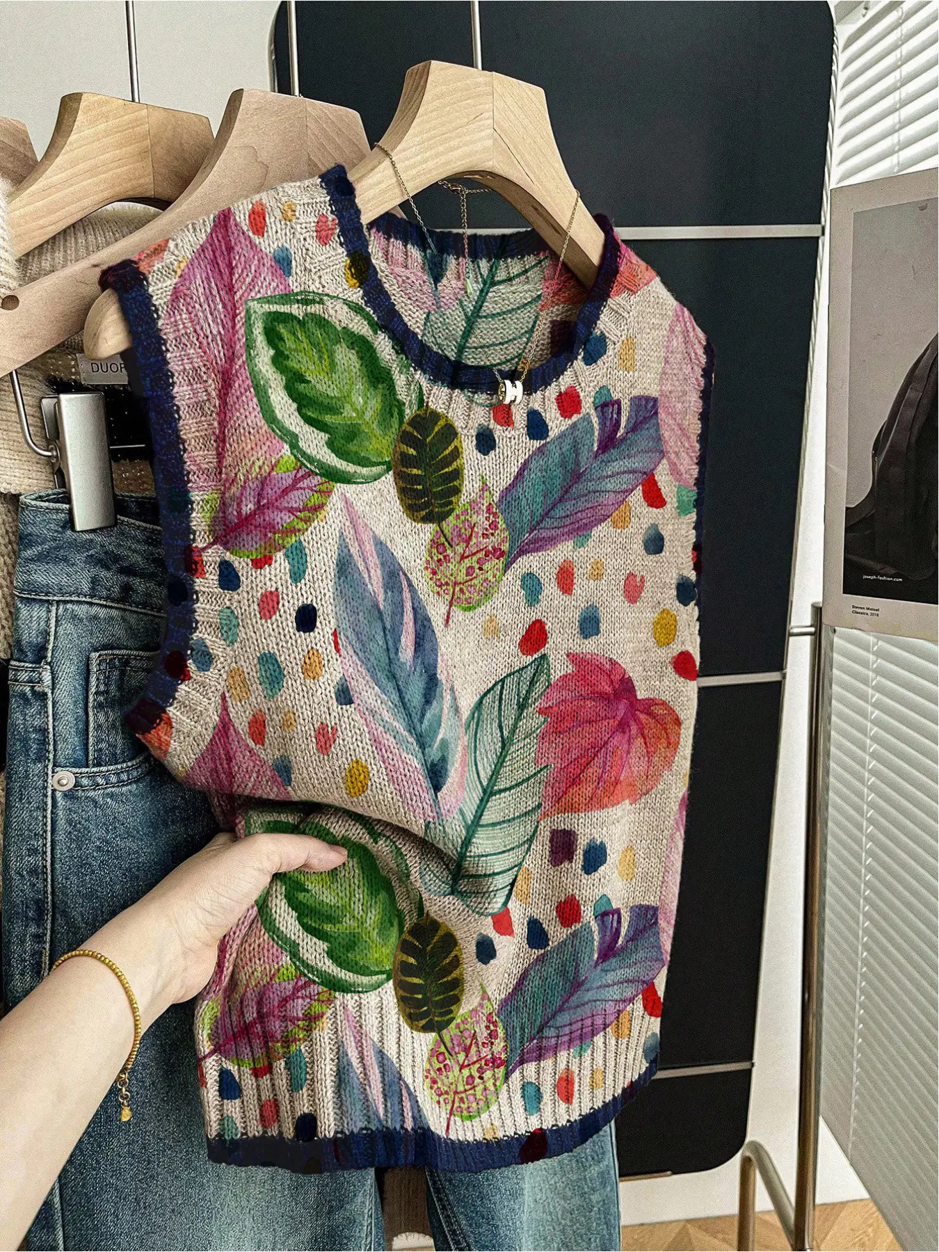 1 piece Spring and summer back-to-school casual style loose round-neck sleeveless woolen knitted top with dark blue trim and contrasting color patchwork leaf print for women, Casual comfy vest