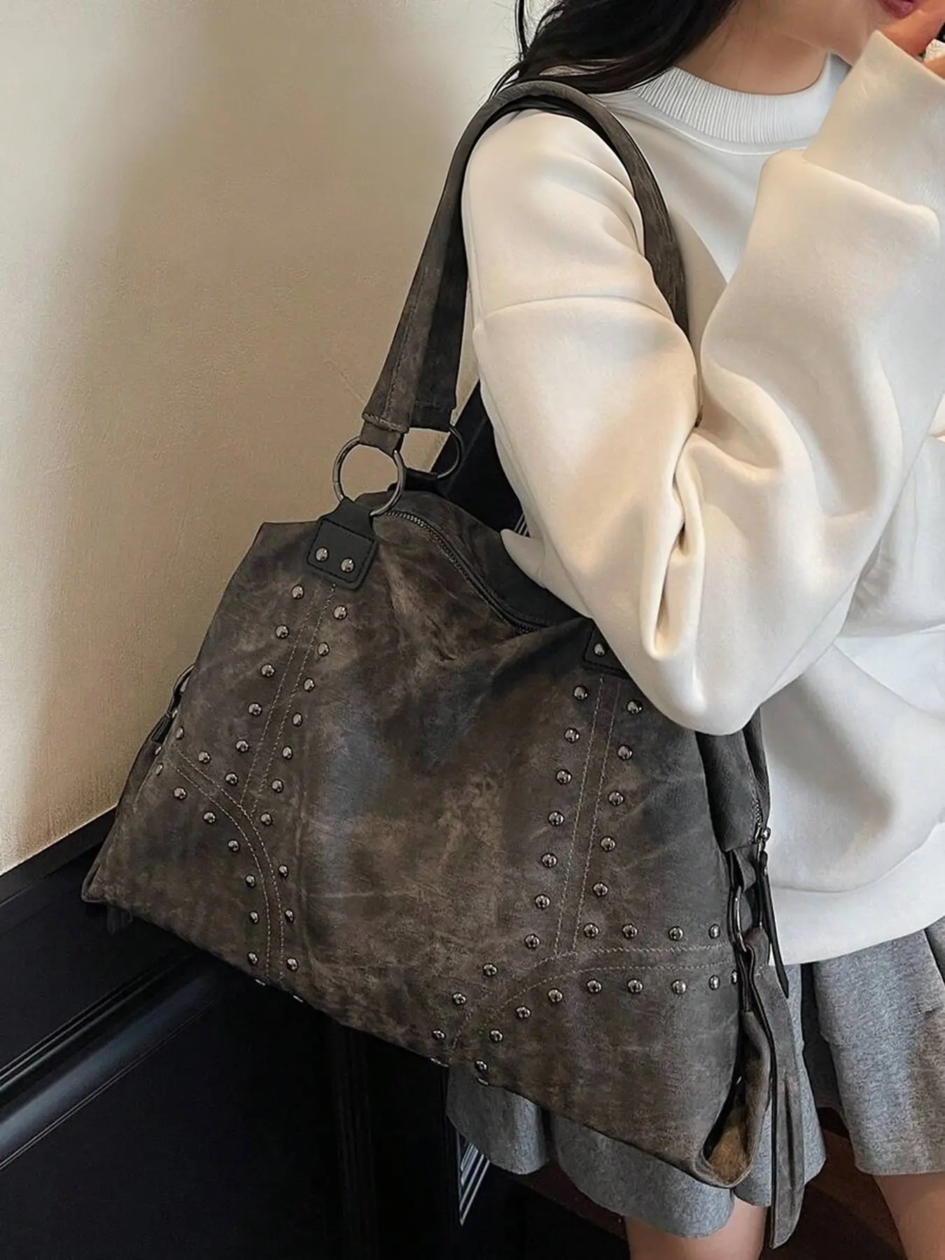 Cool retro practical texture rivet tote bag, Daily Commuter Bag, Daily commuting bags, large capacity design, niche design shoulder bag, can accommodate tablets, files, versatile items for commuting