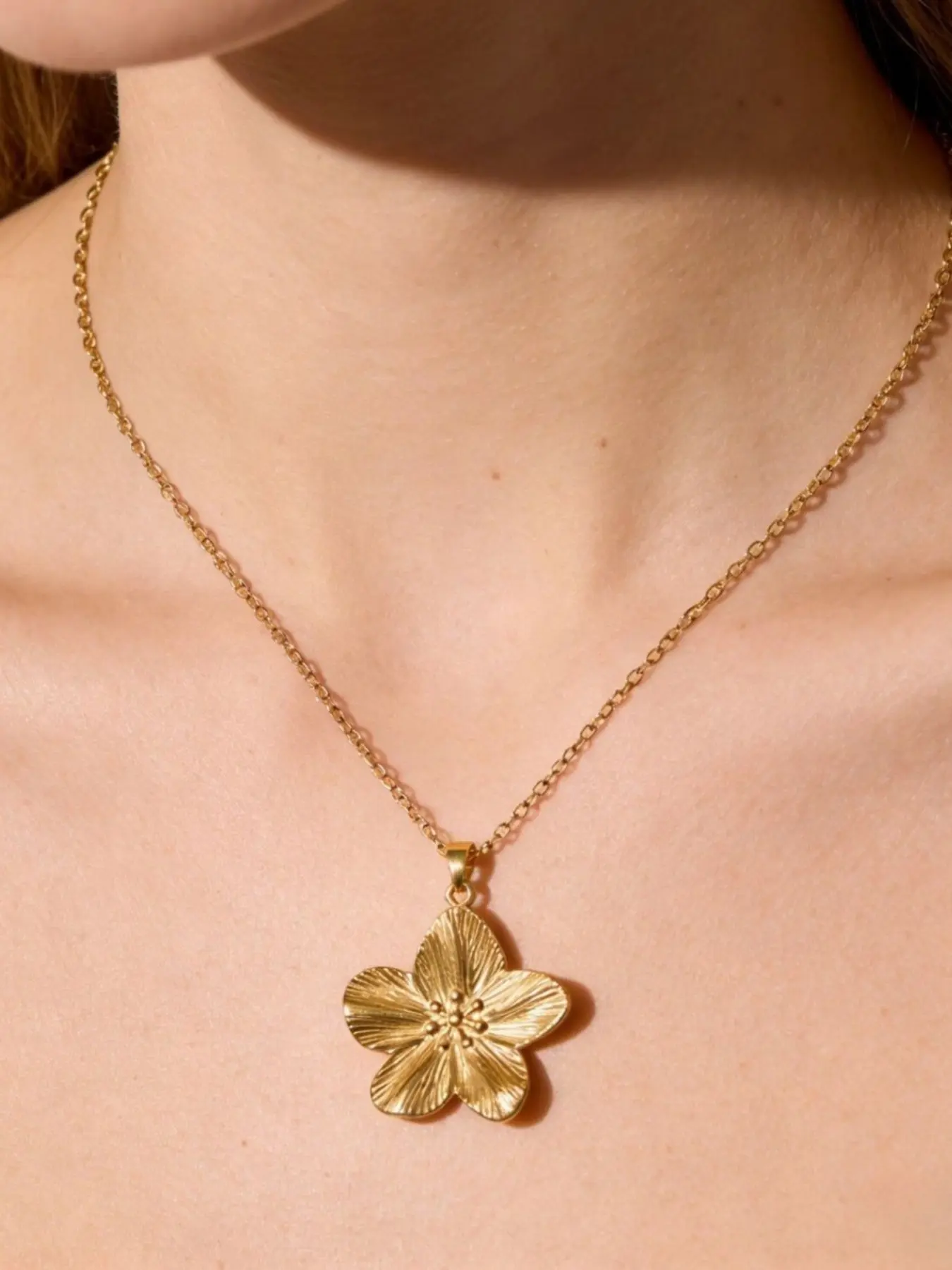 Classic Simple Large Flower Necklace, Fashionable Versatile Luxury Small Unique Large Flower Pendant, Stainless Steel Chain, Daily Wear, Gift