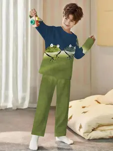 Jungle Double Frogs! Green and blue contrasting color cute 2-piece boys' digital printed long-sleeve pajamas with long pants, made of flame-retardant fabric. A stylish, trendy, casual, comfortable and soft pajama set, suitable for sleeping and home leisur