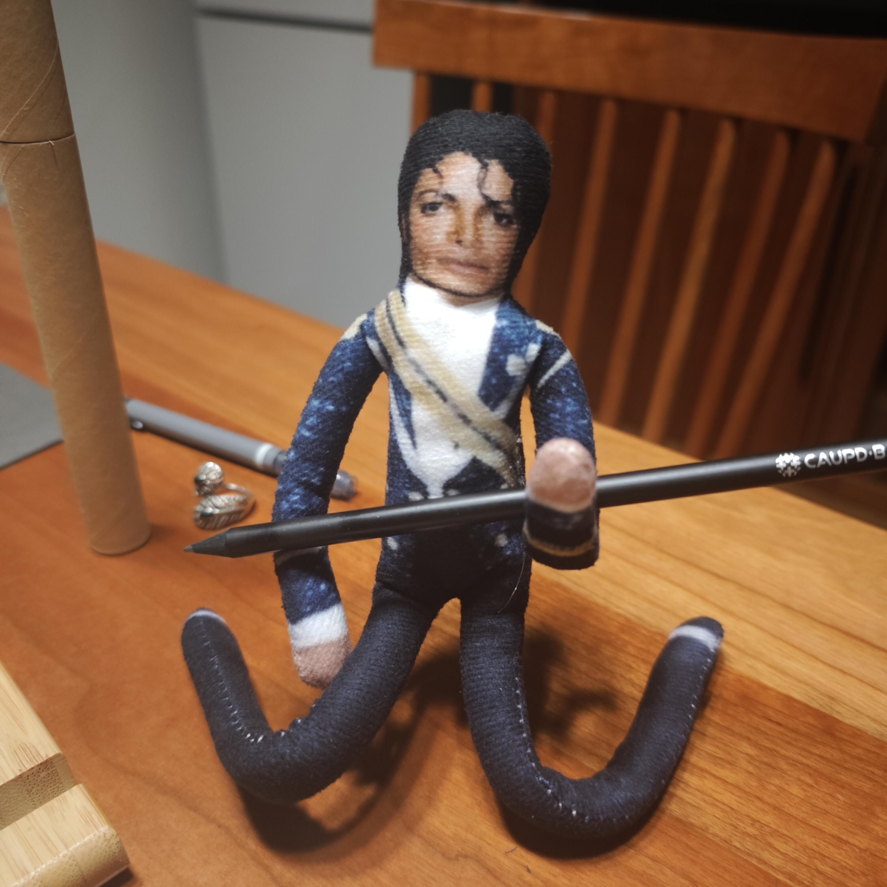 28cm Michael Jackson Poseable Plush Doll - Bendable Wire Skeleton, Double-Sided Print Collectible, Unique Gifts for Pop Fans, Room Decor MJ Doll Ornament