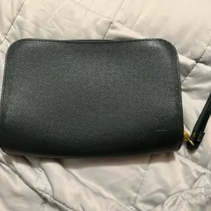 Pre-owned Louis Vuitton tiaga Small Leather Goods PreOwned Taiga Leather Zippy Wallet | Dark Green | LV Wristlet Wallet