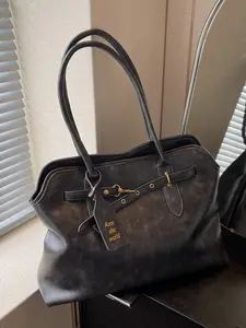 Retro dark brown handbag, simple and fashionable metal buckle one-shoulder daily commuter shoulder bag, niche design exquisite advanced versatile shoulder bag, suitable for daily commuting, shopping and so on.