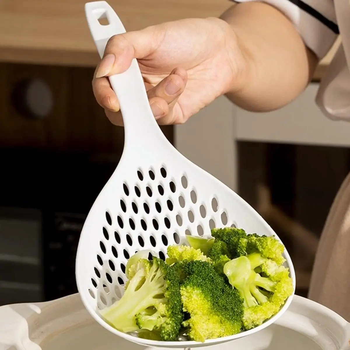 Long Handle Colander Spoon, 1 Count Solid Color Slotted Spoon With Hanging Hole, Kitchen Cooking Tool, Summer for Gift