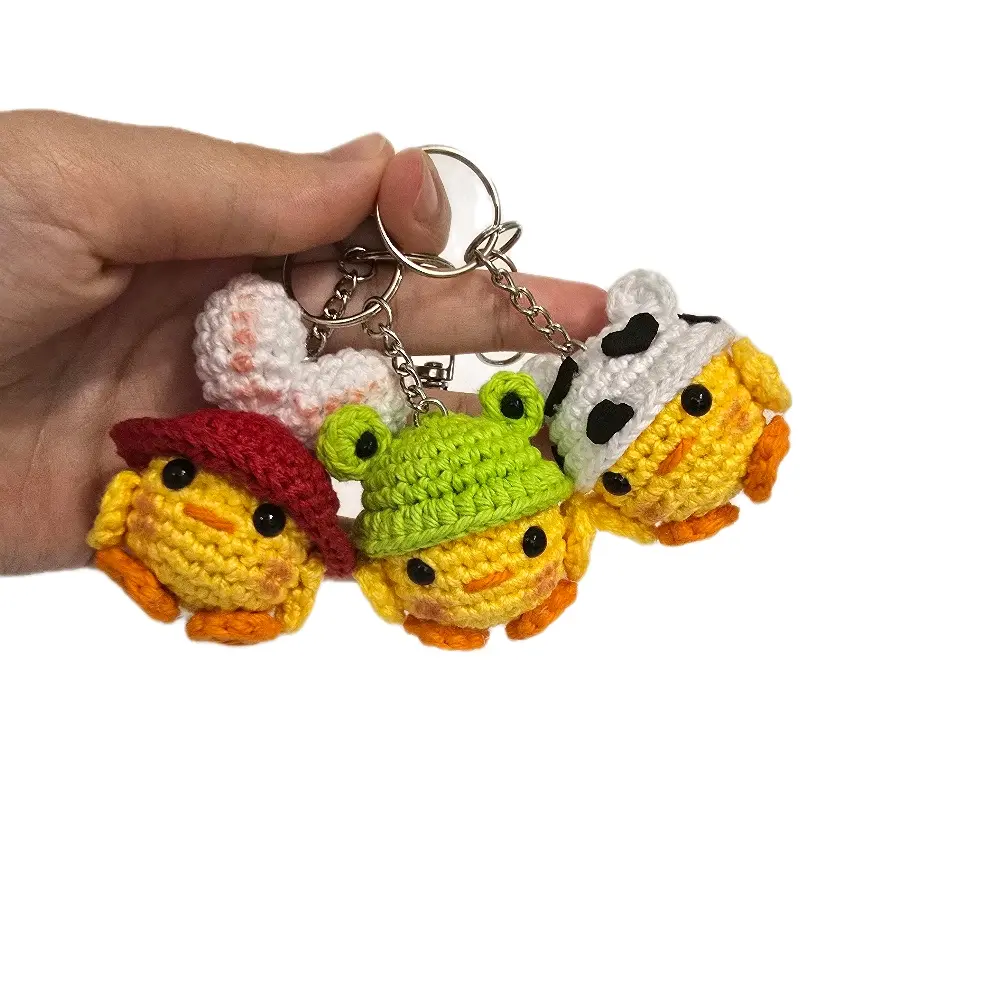 Mini pollitos con sombrero tejidos, hechos a mano, a crochet.