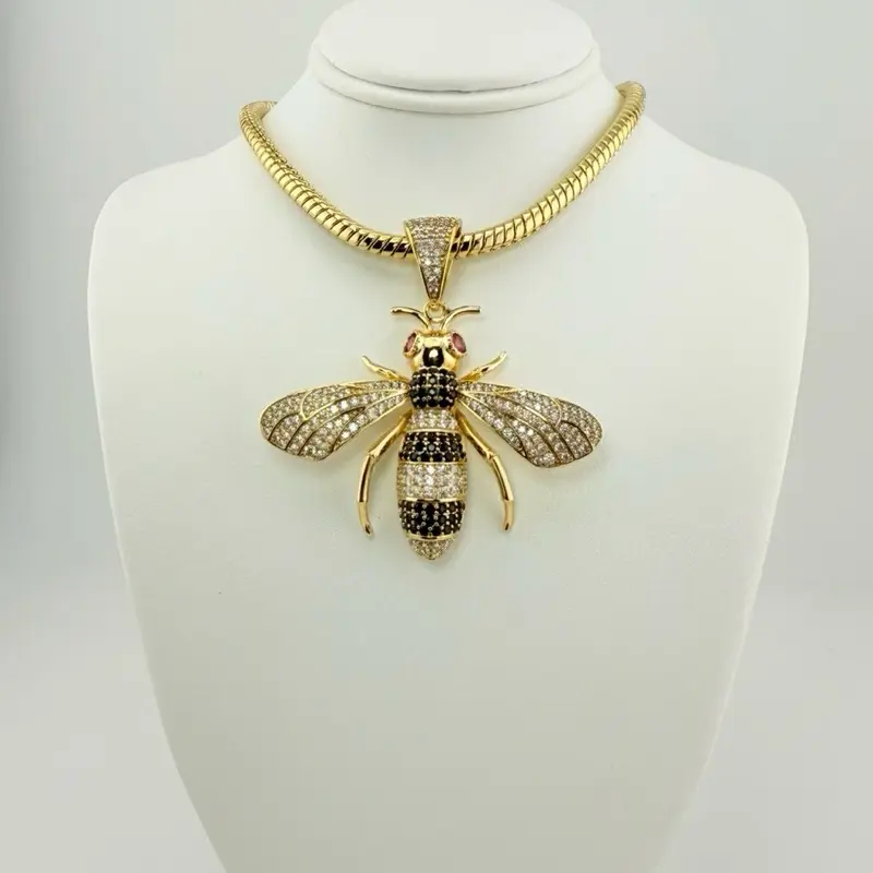Bees Pendant with Round Necklace - Elegant Design