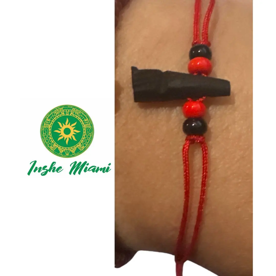 Pulso Rojo con Mano Azabache