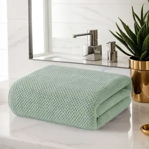 The bath towel with pineapple pattern is soft, thick and highly absorbent. It feels comfortable and accompanies you to enjoy a pleasant bathing time. Blue