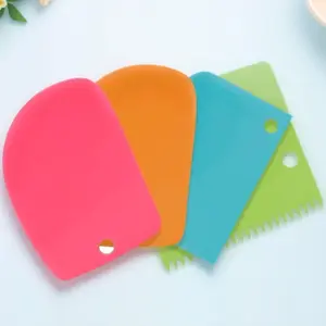 Flexible Fondant Scraper: 4-in-1 Baking Tool for Cake Decorating, Heat-Resistant & Non-Stick, Easy-Clean & Anti-Mold Design. Perfect for Smoothing, Shaping & Professional Finishes!