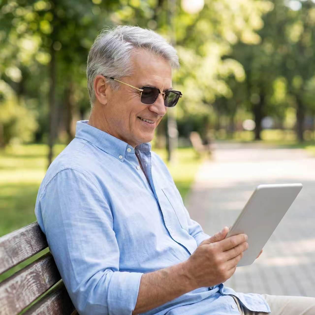 Auto Focus Reading Glasses for Seniors, Blue Light Blocking & UV Sun Protection Presbyopic Eyewear, Lightweight Comfort Glasses for Reading, Driving & Daily Outdoor Wear, With Protective Case, Perfect Birthday Holiday Gift for Parents Grandparents